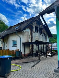 Carport-Vollbrand sorgt für folgenschweren Großeinsatz in Leimbach.
