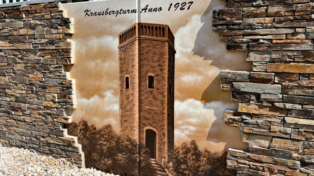 Der Krausbergturm, ein bekanntes Wahrzeichen von Dernau.