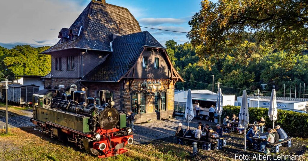 Entspannung unter Volldampf: Der „Vulkan-Express“ lädt zum After Work Steam ein. Genießen Sie eine nostalgische Fahrt & feine Burger in Burgbrohl.