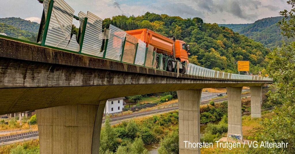 Die Bundesstraße 257 verläuft im Bereich der Unfallstelle über eine Hochbrücke. Da der Lkw auf der zerstörten Leitplanke direkt vor dem Abgrund stehen geblieben war, gestaltete sich die Bergungssituation anspruchsvoll.