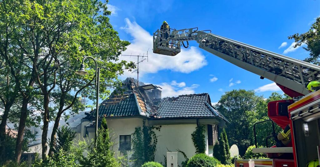 Ein Dachstuhlbrand in Hümmel-Blindert hält rund 100 Einsatzkräfte aus dem Kreis Ahrweiler stundenlang in Atem. Vier Bewohner schaffen es in Sicherheit, doch es gibt einen Verletzten.