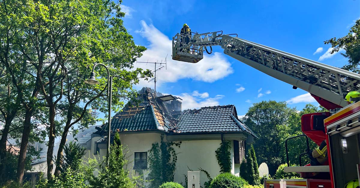 Ein Dachstuhlbrand in Hümmel-Blindert hält rund 100 Einsatzkräfte aus dem Kreis Ahrweiler stundenlang in Atem. Vier Bewohner schaffen es in Sicherheit, doch es gibt einen Verletzten.