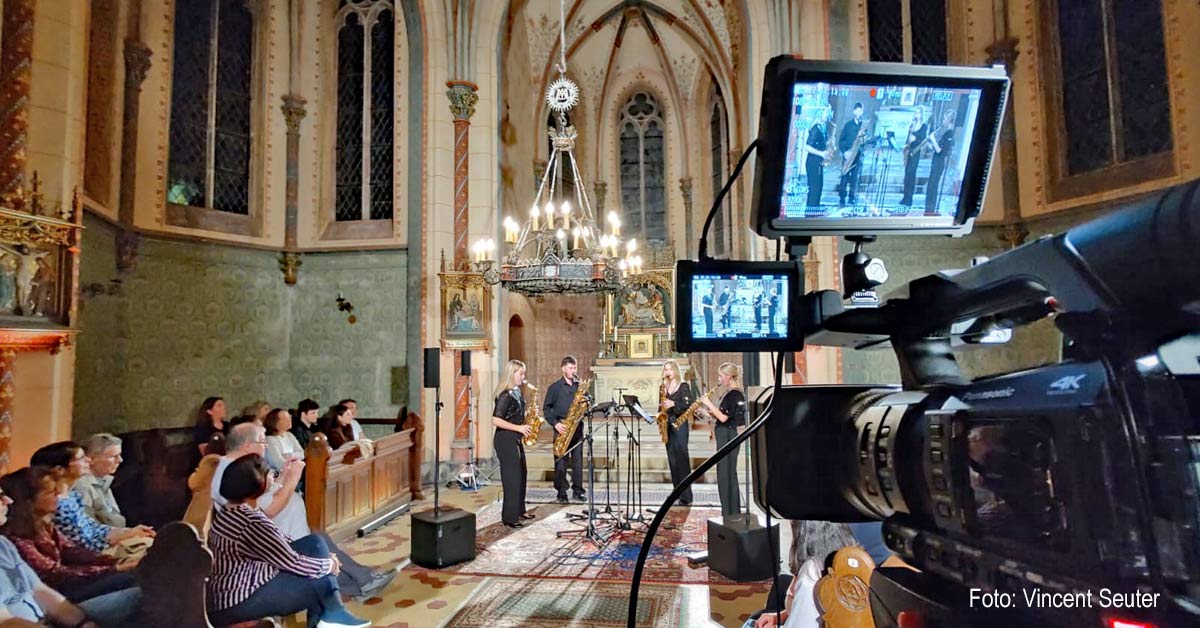 Das JOFE Sommerfestival bringt hochkarätige Kultur in die Eifel. Exklusive Konzerte in der Marienkapelle Adenau von Klassik bis Kabarett.