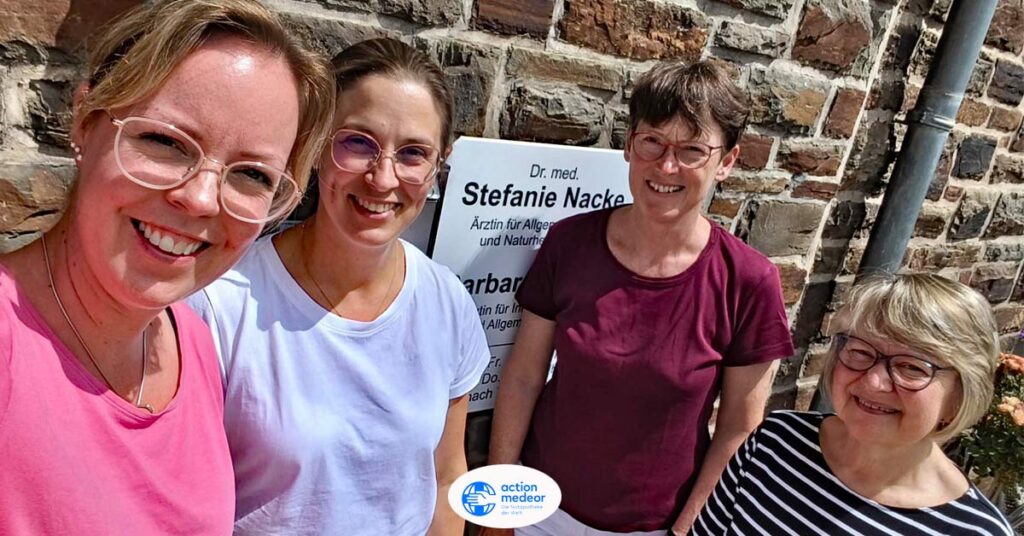 Hausärztin Dr. Stefanie Nacke (3. von links) und ihr Team konnten ihre Praxisräume in Altenahr inzwischen wieder beziehen.