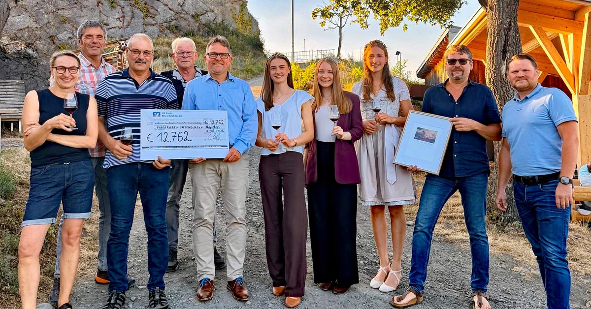 Was für ein Abend hoch über Mayschoß! Bei der 29. Saffenburgweinpräsentation auf der Saffenburg floss nicht nur exzellenter Spätburgunder, sondern auch jede Menge Unterstützung für die Saffenburg.
