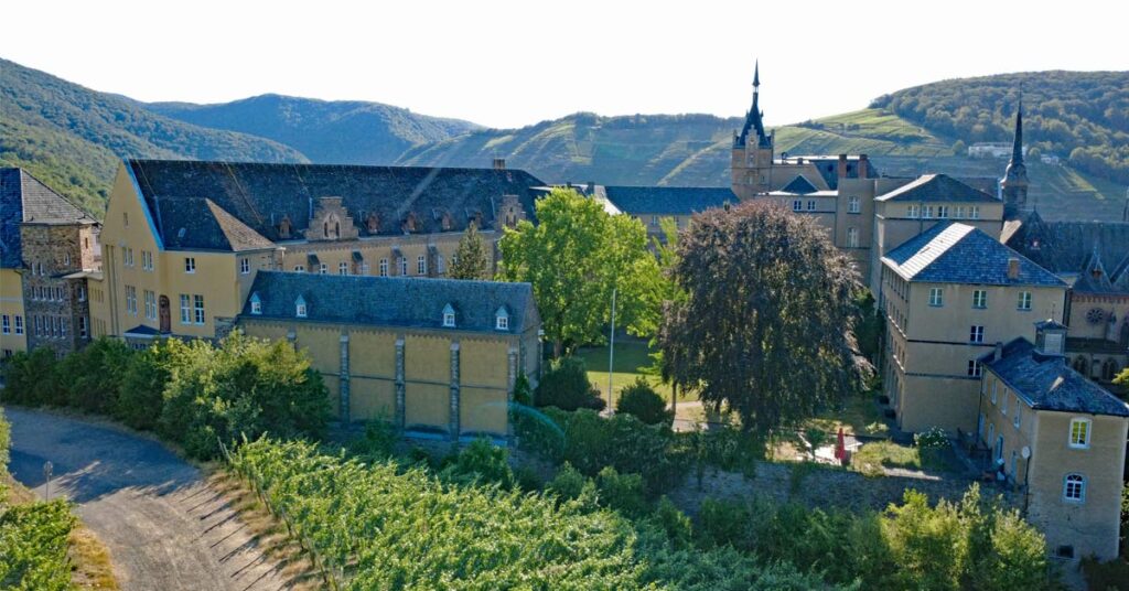 Fünf Jahre lang war das Kloster Calvarienberg die Zuflucht für die Kita St. Laurentius aus Ahrweiler. Nach dem Brand eines Rasenmähers und akuter Rauchgefahr sperrte die Bauaufsicht nun das Gebäude.