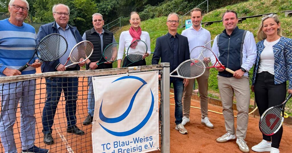 Sie freuen sich auf besten Tennissport in Bad Breisig: (v.l.) Horst Kelling, Turnierleiter, Hermann-Josef Hoppe, Geschäftsführer Tönissteiner Sprudel, Andreas Boeck, Tönissteiner Sprudel, Rafaela Roguljic, Kreissparkasse Ahrweiler, Holger Klemm, Leiter Touristinfo Bad Breisig, Sandro Kaspari, VR Bank RheinAhrEifel, Marcel Caspers, Bürgermeister der VG Bad Breisig und Schirmherr des Turniers, Turnierdirektorin Katharina Sitko.