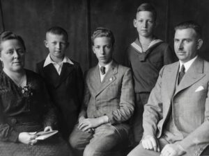 Familienfoto der Gründerfamilie: Elisabeth und Matthias Nett mit ihren Söhnen Ernst, Josef und Heinz. Ernst führte den Betrieb später mit seiner Frau Irmtraut weiter; Josef teilte mit seinem Vater die Leidenschaft für die Jagd, und Heinz half gelegentlich im Betrieb aus.