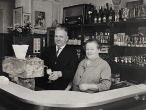 Matthias und Elisabeth Nett hinter der Theke: Die Gründer der „Gemütlichen Ecke“ in ihrem vertrauten Arbeitsumfeld, vermutlich Anfang bis Mitte der 1960er-Jahre.