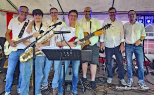 Mary´s Revival Band spielte zum Ausklang der Kirmes in Weibern.