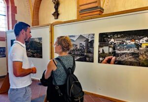 Das junge Paar, das damals als Fluthelfer im Ort anpackte, war beeindruckt von der Ausstellung in der Kirche.