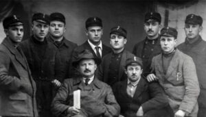 Gruppenfoto aus der Anfangszeit des Nürburgrings: Vorne mit Papieren in der Hand sitzt Dr. Otto Creutz. Oben 2. Von rechts ist Matthias Nett zu sehen, neben ihm sein Schwager Peter Friedrich.
