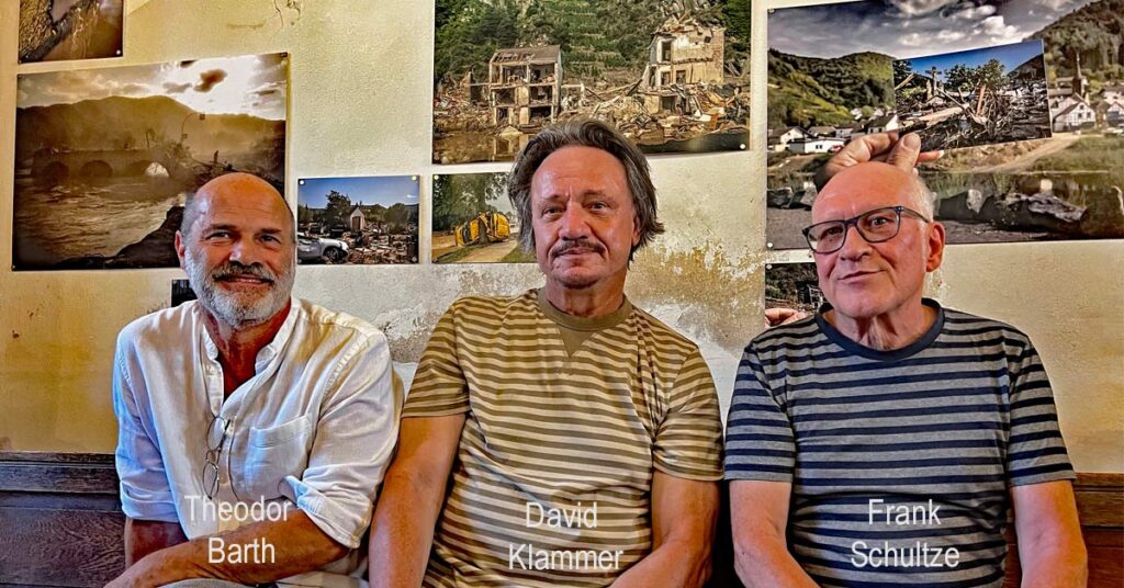 Drei der vier renommierten Bildjournalisten, die in der Pfarrkirche in Mayschoß ihre Arbeiten zur Flutkatastrophe ausstellen: (v.l.): Theodor Barth, David Klammer, Frank Schultze. Auf dem Bild fehlt: Gordon Welters.