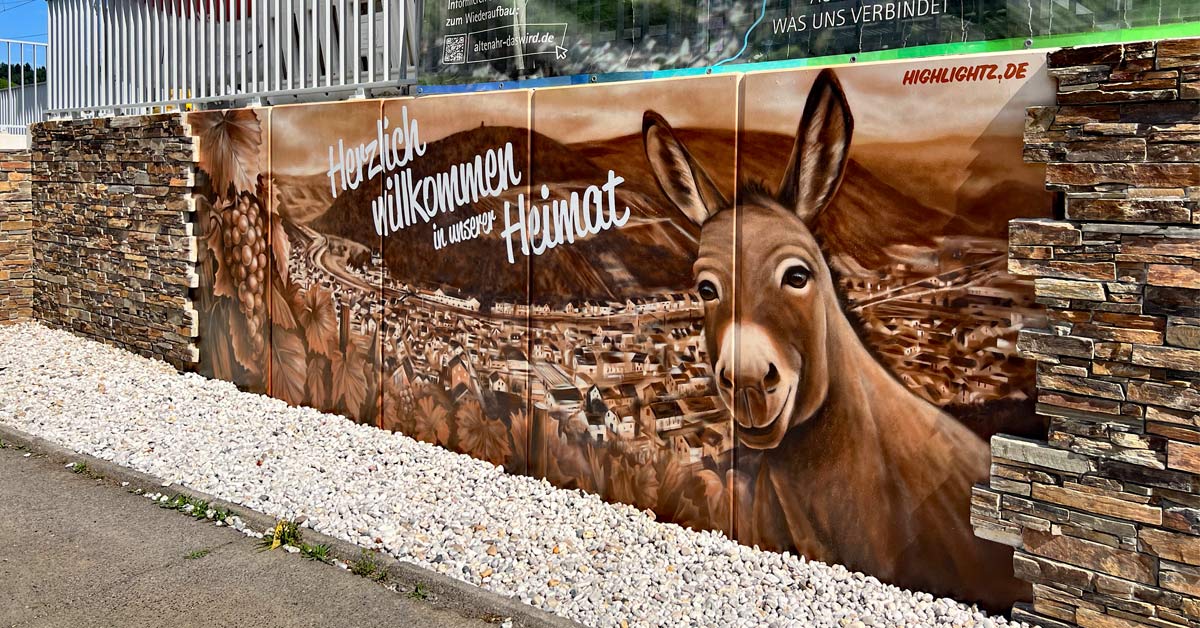 Grauer Bahnhofsbeton war gestern. Am neuen Haltepunkt in Dernau ist ein echtes Kunstwerk entstanden, das der Berliner East Side Gallery Konkurrenz macht. Acht Motive, das Herzensprojekt des Ortsbürgermeisters.