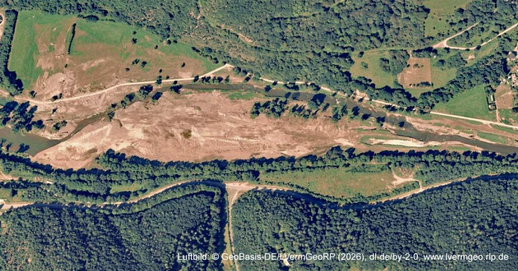 Zustand der Ahrufer und der Talflächen nach der Flutkatastrophe zwischen Liers und Dümpelfeld am 3. September 2021.