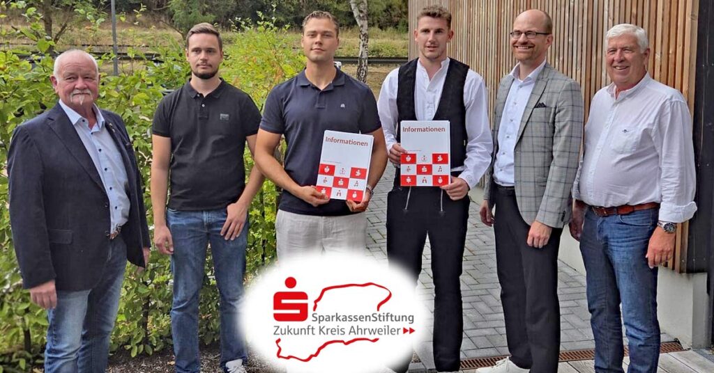 Drei junge Gesellen stehen bei der Baugewerks-Innung Ahrweiler im Mittelpunkt: Lukas Binder, Kristers Kaminas und Maximilian Tietz wurden für ihre starken Prüfungsleistungen ausgezeichnet. Bei den Maurern lagen zwischen zwei Ergebnissen lediglich 0,07 Punkte – deshalb entschied sich die Innung für eine zusätzliche Ehrung.