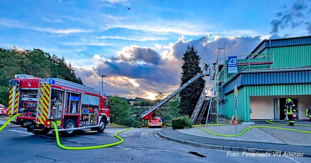 Dachstuhlbrand am Schulzentrum Adenau: 62 Einsatzkräfte verhindern eine weitere Ausbreitung. Die Sporthalle wird geräumt, verletzt wird niemand.
