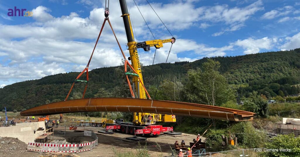 Wiederaufbau in Hönningen: Die neue Brücke vor Kiehren ist eingehoben. Für die Ortsgemeinde ist damit ein wichtiger Meilenstein erreicht.