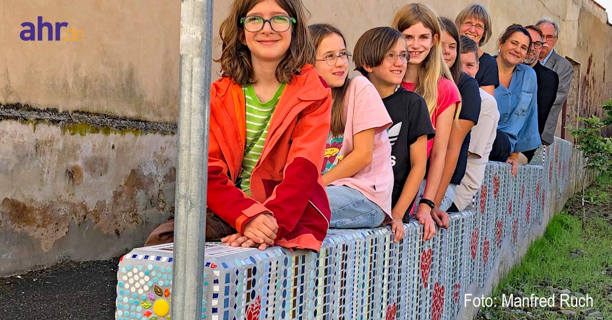 Kinder verwandeln eine Mauer am PikoPark in Sinzig in ein buntes Mosaik. Nun werden auch Hauseigentümer für weitere Projekte gesucht.
