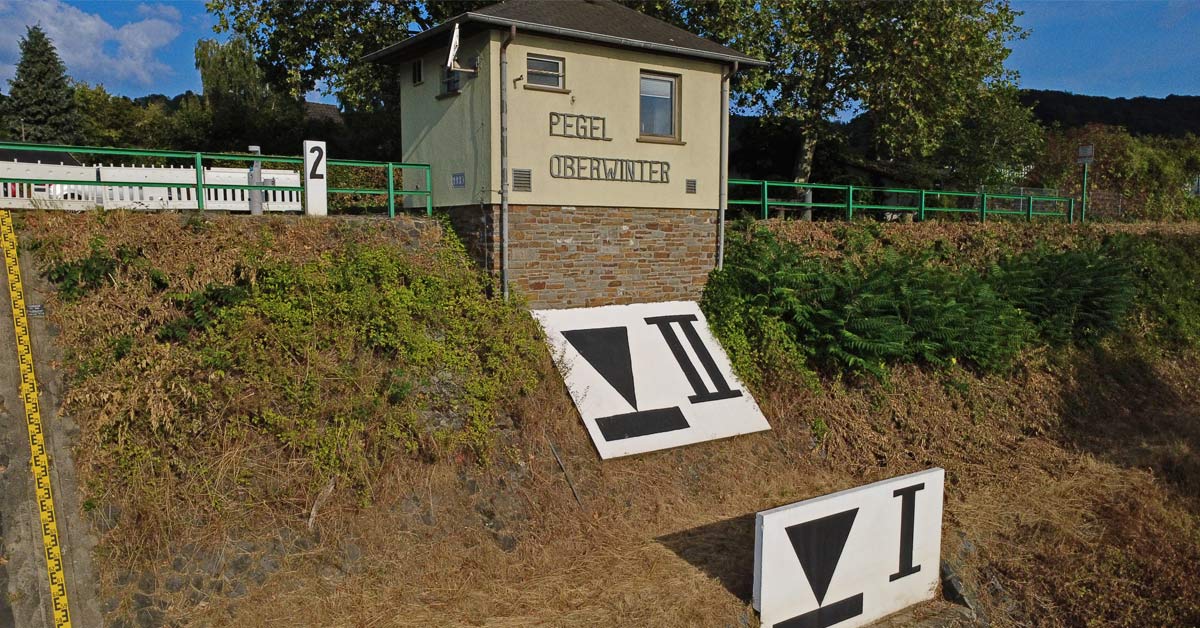 Im Kreis Ahrweiler gibt es am Rhein zwei amtliche Messstellen: Pegel Oberwinter (Fluss-km 638,2): Das ist der Haupt- und Richtpegel für den Schiffsverkehr auf dem Mittelrhein im Kreis. Er liefert die offiziellen Daten für die Fahrrinnentiefe. Nur rund zwei Kilometer weiter stromabwärts gibt es eine weitere Messstelle, Pegel Rolandseck, Fluss-km 640,0