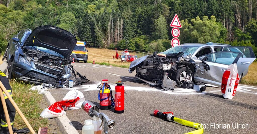Frontalkollision am Ahrbogen auf der B257 bei Ahrbrück: Drei Schwerverletzte, 31 Feuerwehrleute im Einsatz.