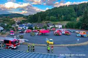 62 Einsatzkräfte rücken zu einem Brand an der Sporthalle in Adenau aus. Die Halle muss geräumt werden. 