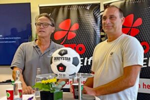 Zur Ankündigung des Benefizspiels reiste prominenter Besuch in die Hocheifel: Edgar Schmitt und Marco Reich vertraten die Lotto-Elf.