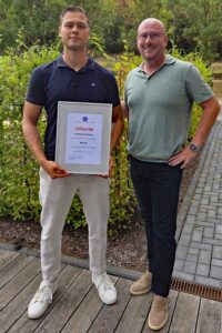 Marco Kilian (r.) von der Firma Mika Bau ist stolz auf Kristers Kaminas. 
