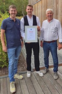 Sie strahlen um die Wette (v.l.): Sebastian Adams Lukas Binder und Reinhard Adams