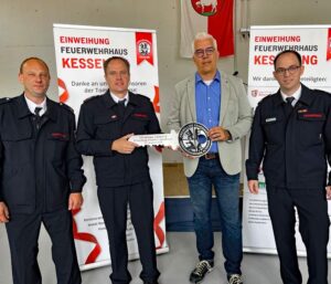 Zufriedene Gesichter bei der Schlüsselübergabe: v.l. Sascha Bauer, Vize Feuerwehrchef von Kesseling, Thorsten Schmitz, Feuerwehrchef von Kesseling, Verbandsgemeinde-Bürgermeister Dominik Gieler, Feuerwehrchef der Verbandsgemeinde Altenahr, Florian Ulrich.