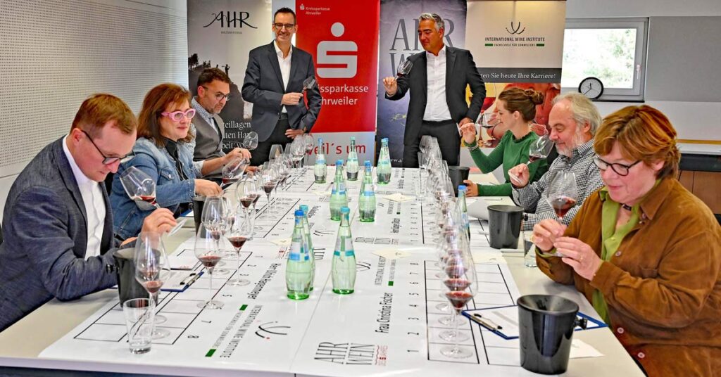 Die Jury hat verkostet, bewertet und verglichen. Sechs Kategorien stehen beim „Ahrwein des Jahres“ zur Entscheidung – und diesmal bekommt auch der Weißburgunder seine eigene Bühne.