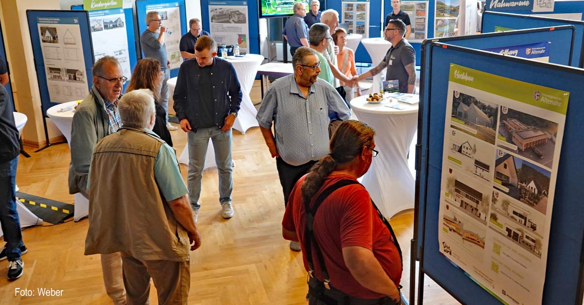 Viele interessierte Besucher bei Infomarkt der Verbandsgemeinde Altenahr in Dernau.