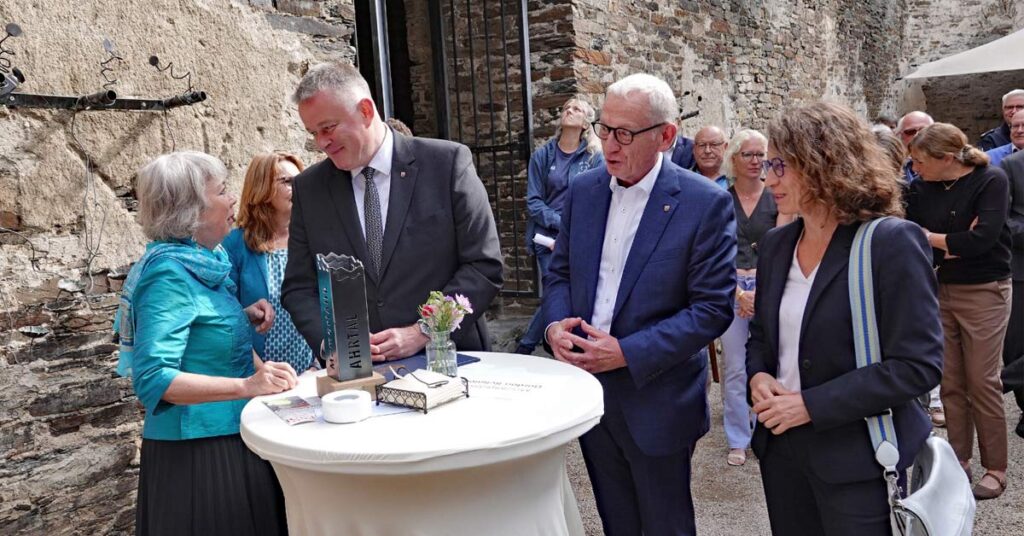 Vier Jahre ehrenamtliche Arbeit, Tausende Fotos, Zeitzeugenberichte und Erinnerungen aus den von der Flut betroffenen Orten: Mit einer Abschlussveranstaltung in Marienthal hat die Bürgerinitiative MemoriAHR, an der Spitze Annette Holzapfel, am Samstag, 5. September, einen Schlusspunkt unter ihr Gedenkprojekt gesetzt. Zu den Gästen gehörten auch Ministerpräsident Gordon Schnieder, Landrätin Cornelia Weigand und der jetzige Landtagsabgeordnete Guido Orthen.