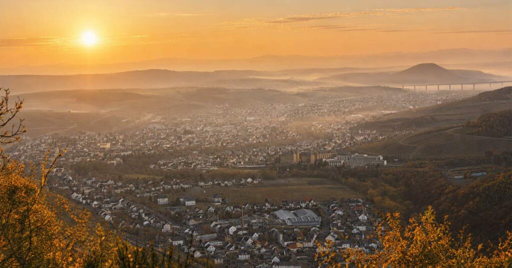 Wende im Tötungsfall von Bad Neuenahr-Ahrweiler: Der Haftbefehl gegen den 26-jährigen Sohn wurde aufgehoben. Die Ermittler gehen von erweitertem Suizid aus.