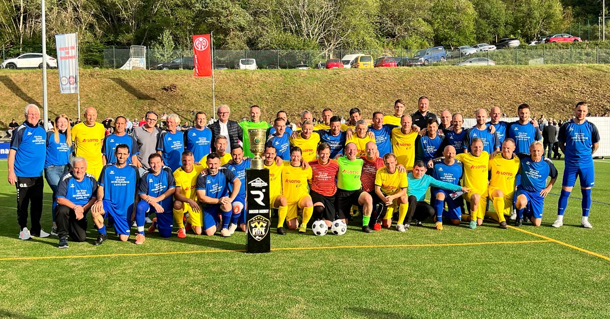 700 Zuschauer – und ein Abend, der Finn helfen soll: Die Lotto-Elf kam nach Adenau und brachte reichlich Fußball-Prominenz mit. Die AH-Auswahl der SG Hocheifel hielt dagegen, Torhüter Marcel Ley wuchs über sich hinaus und Michael Thurk sorgte für einen besonderen Treffer.
