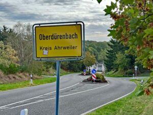 Oberdürenbach liegt in der Verbandsgemeinde Brohltal. Zur Gemeinde gehören die Ortsteile Oberdürenbach, Büschhöfe und Schelborn sowie die Wohnplätze „Am Fuchskopf“ und „Landgut Stockhof“.