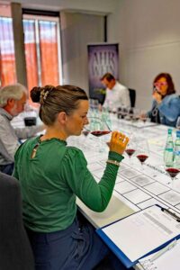 97 Weine sind im Rennen um den Titel „Ahrwein des Jahres“. Eine Fachjury verkostete die Weine blind in sechs Kategorien. Die Sieger werden am 6. November gekürt.