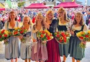 Weinkönigin Carla übergibt die Krone an Nadine Laukat.