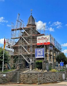 Der Wetterhahn ist wieder an Ort und Stelle die Arbeiten am Dach gehen weiter.