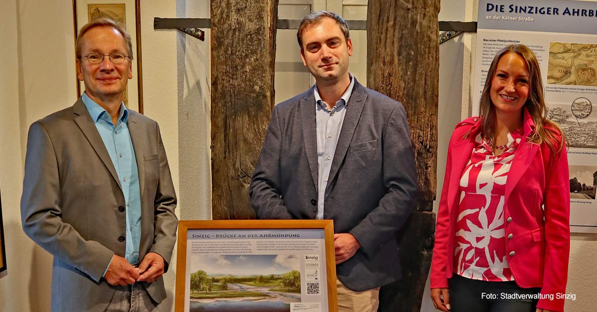 Bürgermeister Andreas Geron, Museumsleiter Gabriel Heeren und GEWI-Geschäftsführerin Sofia Lunnebach (v.l.) bei der Eröffnung der neuen Ausstellung im Museum Schloss Sinzig.
