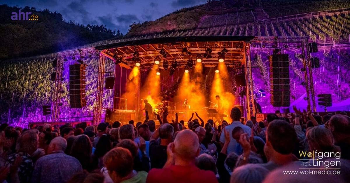 Das Ahrtal macht sich bereit für fünf Tage Musik, Wein und jede Menge gute Laune! 2027 feiert das Festival Kultur und Wein seinen 20. Geburtstag. Und die Gästeliste kann sich sehen lassen. Von kölschem Humor bis zur großen Rockshow ist einiges dabei.