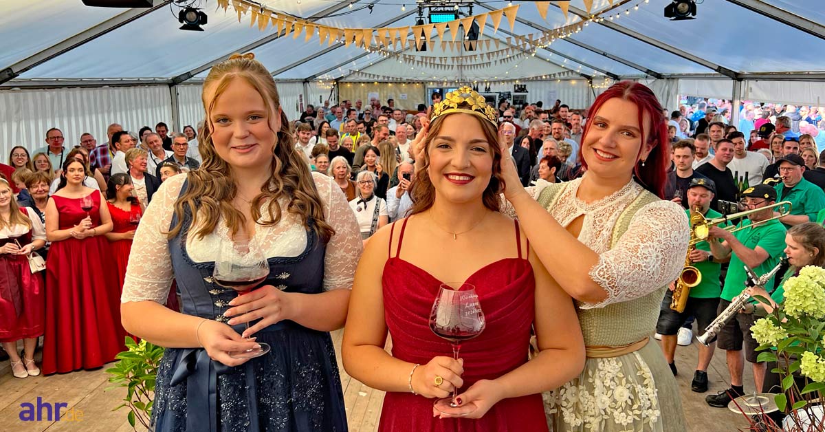 Laura Epstein ist neue Weinkönigin von Mayschoß. Mit Weinprinzessin Eva Kirsch übernimmt sie beim Weinfest 2026 die Regentschaft.