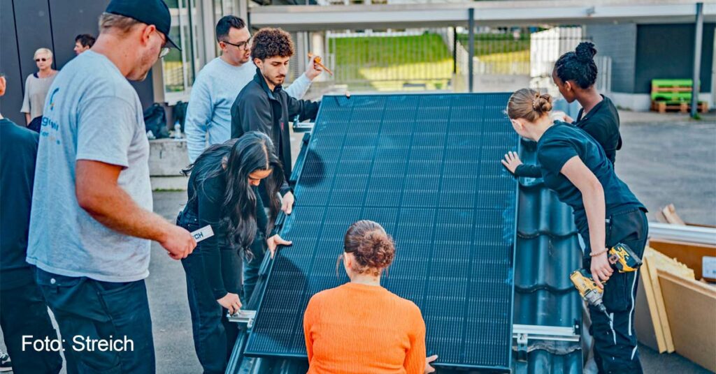 An der Barbarossaschule in Sinzig haben Jugendliche selbst Dächer gebaut und Solarmodule installiert. Dabei ging es um weit mehr als Sonnenenergie.