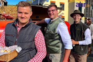 Die Verpflegung der Zuschauer ließ nichts zu wünschen übrig. Auch diese jungen Herren hatte das Catering übernommen.